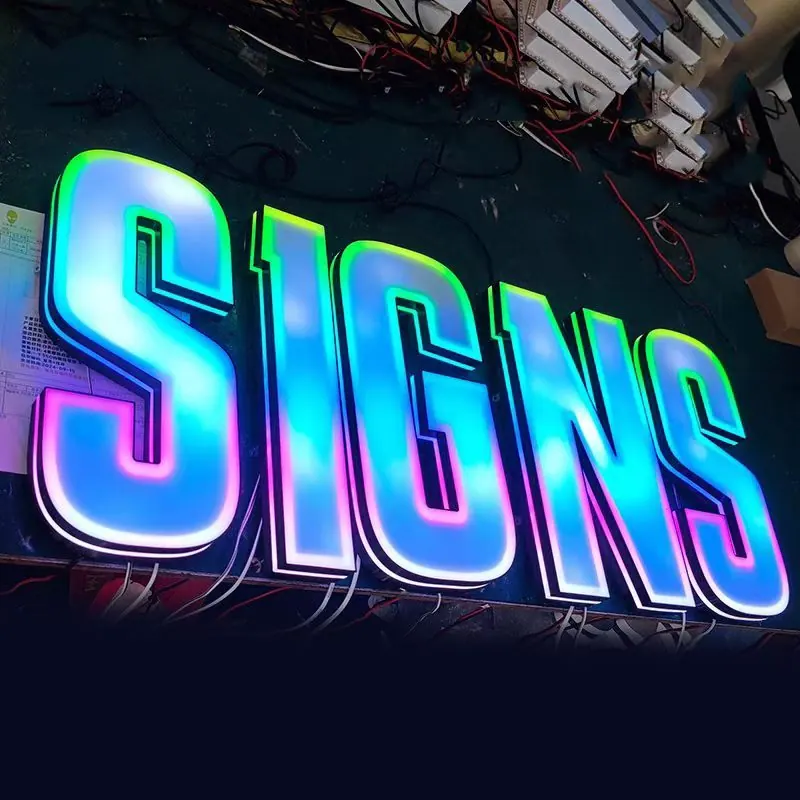 Letras luminosas cálidas en el interior de una cafetería